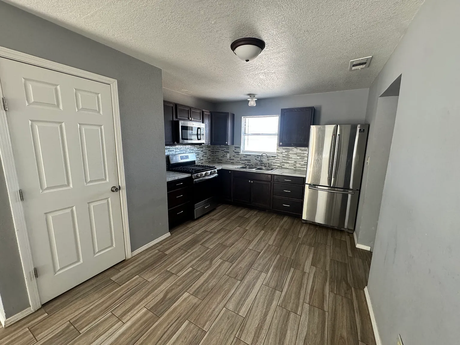 3 bed, 1192 sqft, $1,600 — Photo 3