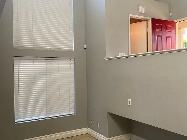 823 Viewpointe Ln — Photo 2