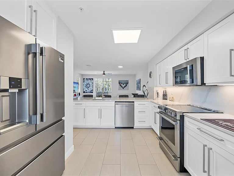 240 NE 2nd St #6-F — Photo 3