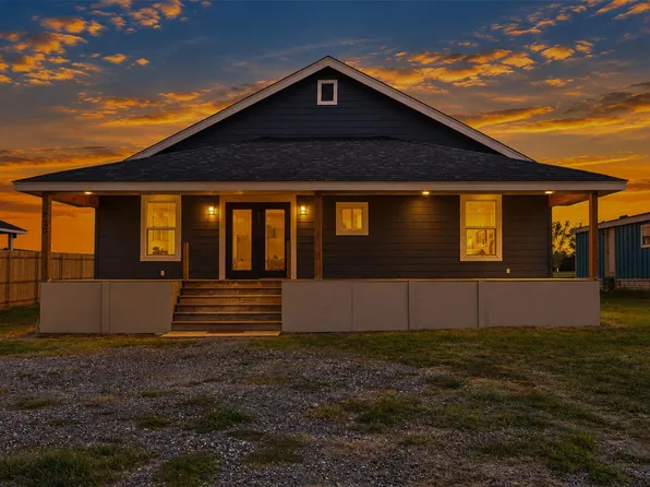 820 Los Milagros Dr, Dale, TX 78616