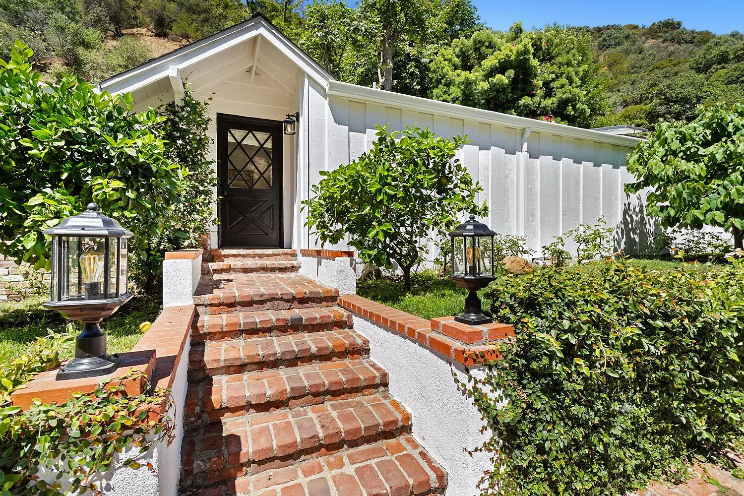 3933 Mandeville Canyon Rd — Photo 1