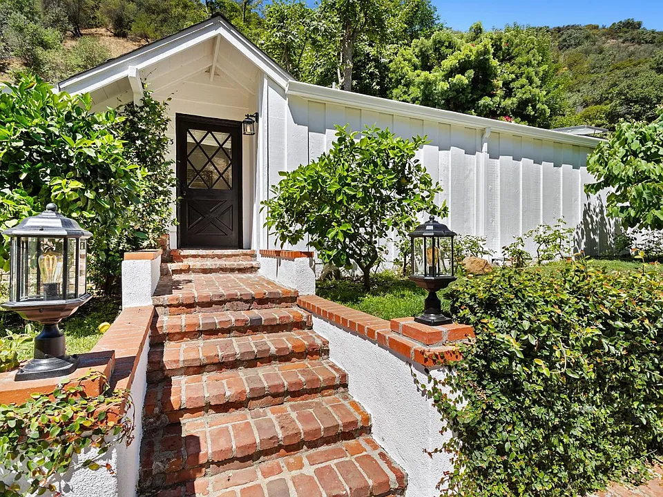 3933 Mandeville Canyon Rd