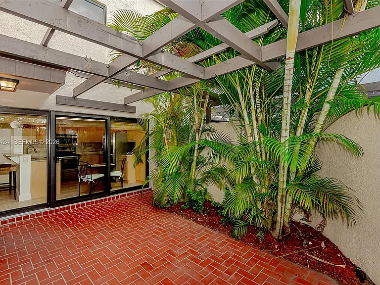 4700 SW 67th Ave #P8 — Photo 2
