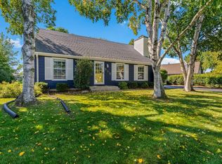 515 W Manor Cir, Bayside, WI 53217