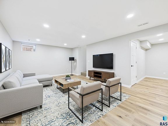 5th image of 610 E 57th St