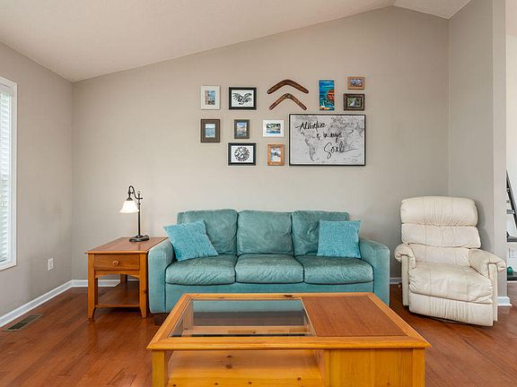 4th image of 1402 Meadow Creek Ln