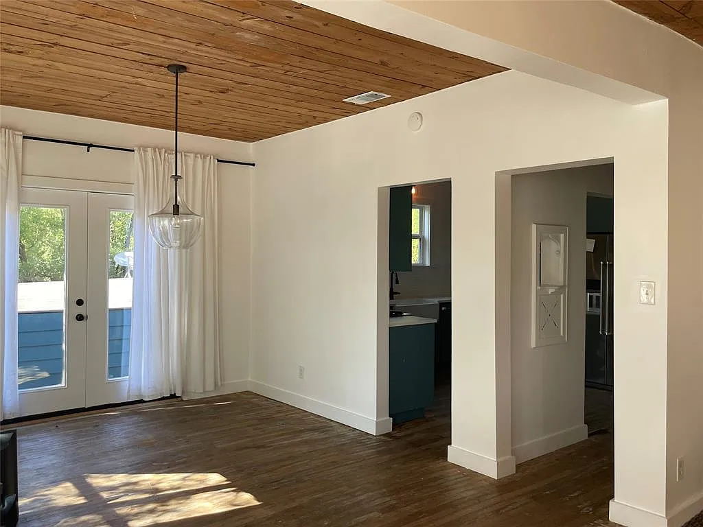 3 bed, 2.0 bath, 1736 sqft, $2,400 — Photo 3