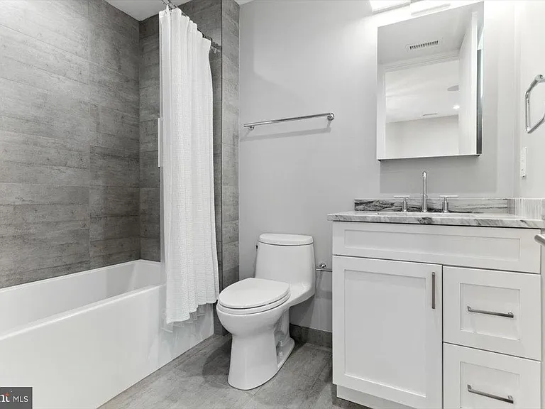 138 S Front St — Photo 32