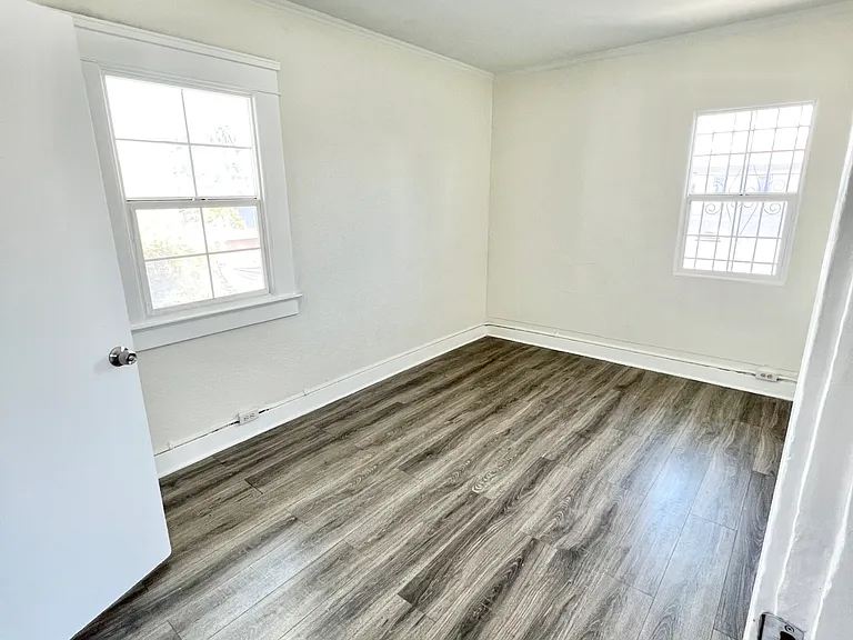 3990 S Normandie Ave — Photo 4