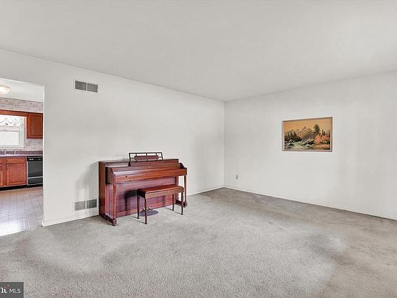 3rd image of 15 Dogwood Ln
