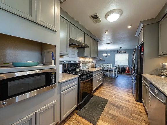 4th image of 299 Spruce Pl