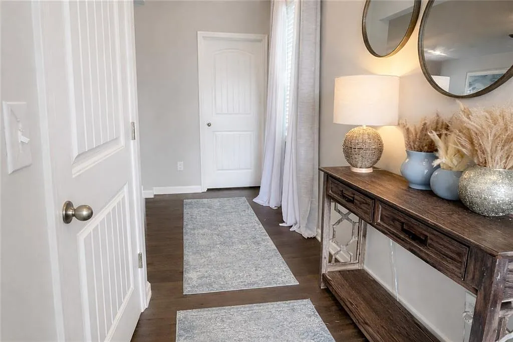 4 bed, 2.5 bath, 2005 sqft, $2,600 — Photo 3