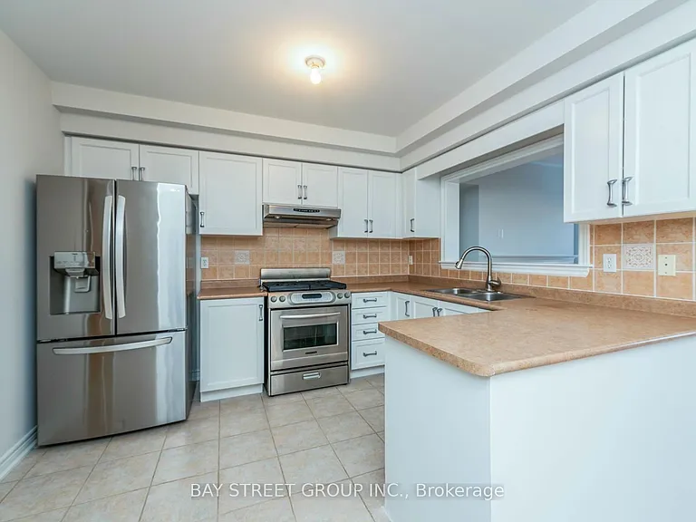 130 Royal Appian Cres — Photo 5