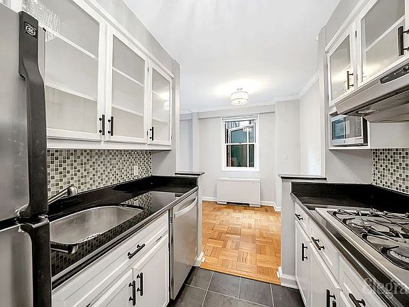 3rd image of 165 E 32nd St APT 2-H