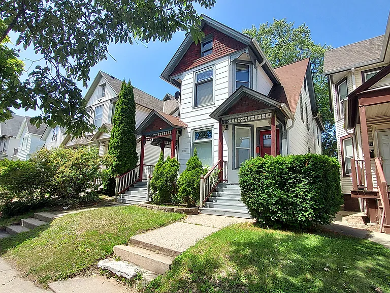 2461 N Oakland Ave — Photo 8