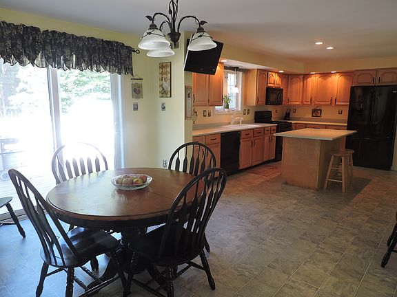 4th image of 27 Lilac Ln