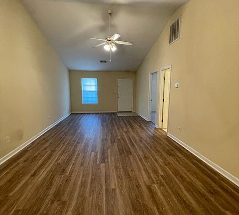 2nd image of 504 Edgecliff Ln