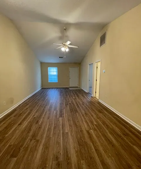 504 Edgecliff Ln — Photo 2
