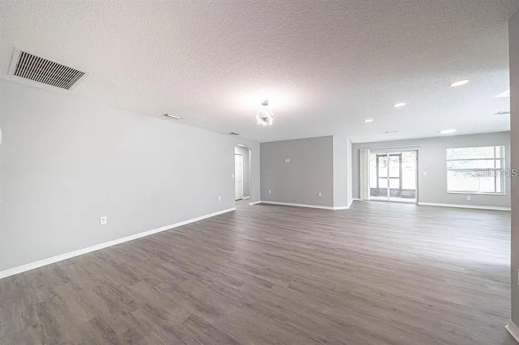 4 bed, 2.0 bath, 1606 sqft, $2,500 — Photo 2