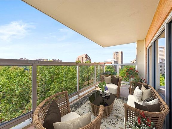 2nd image of 121 W 48th St APT 607