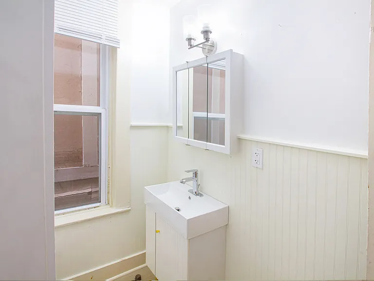 439 Franklin Ave #3 — Photo 11