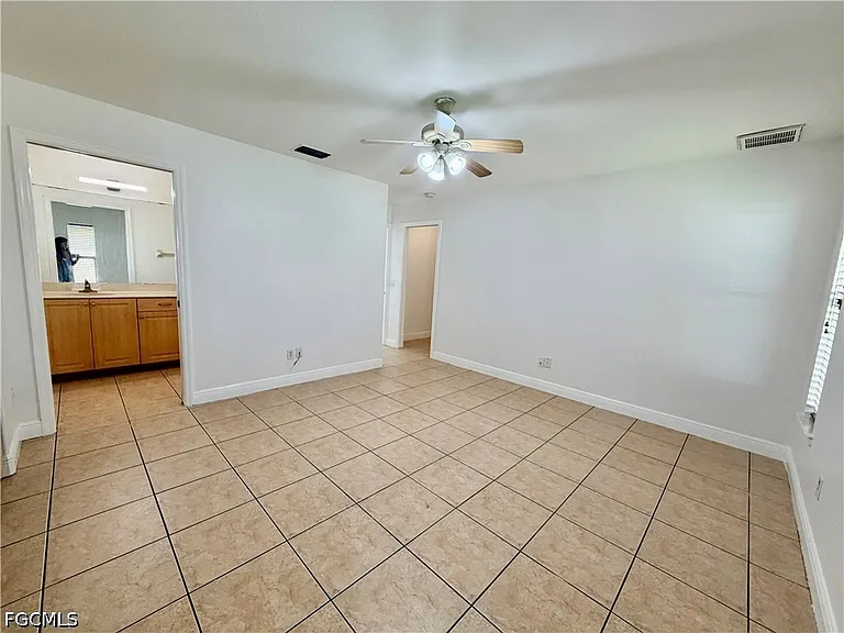 527 NE 24th Pl — Photo 13