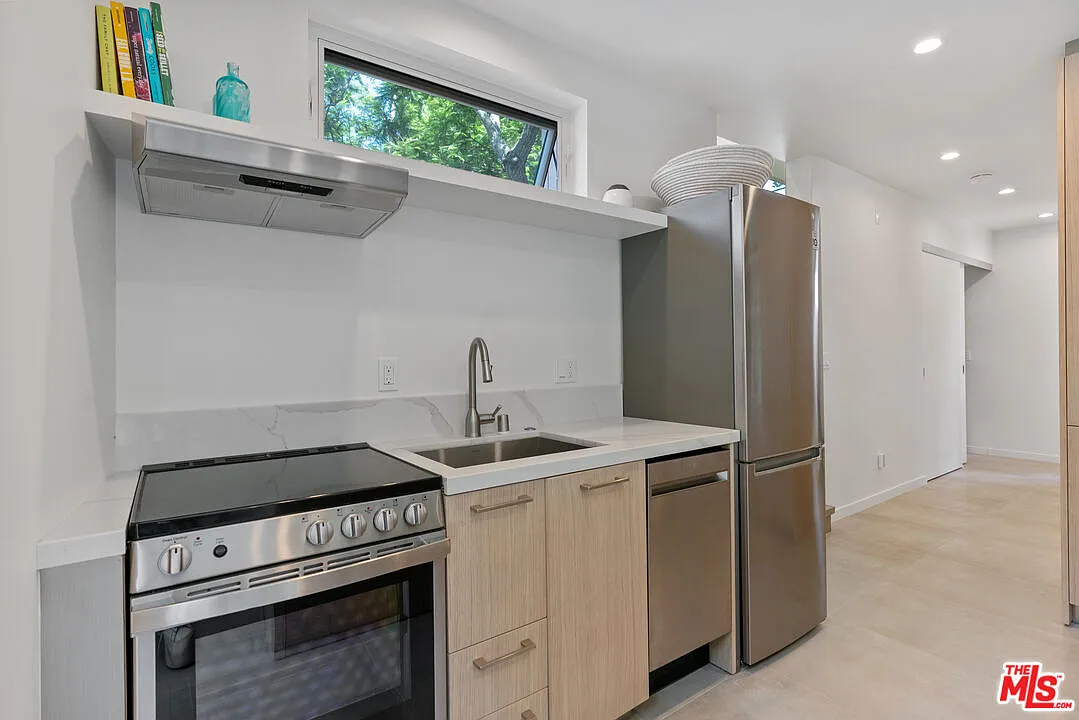 2 bed, 2.0 bath, 975 sqft, $6,000 — Photo 4