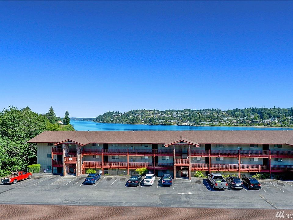 The view from the balcony - overlooking Anderson Cove and Port Washington Narrows. 