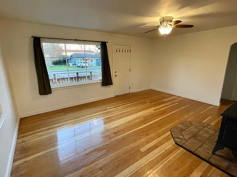 2425 Queen St — Photo 16