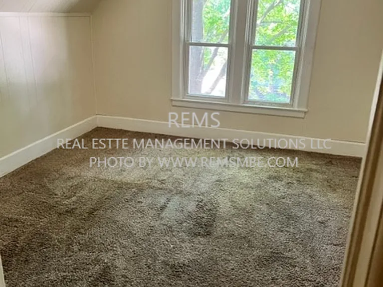 627 N Park St — Photo 6