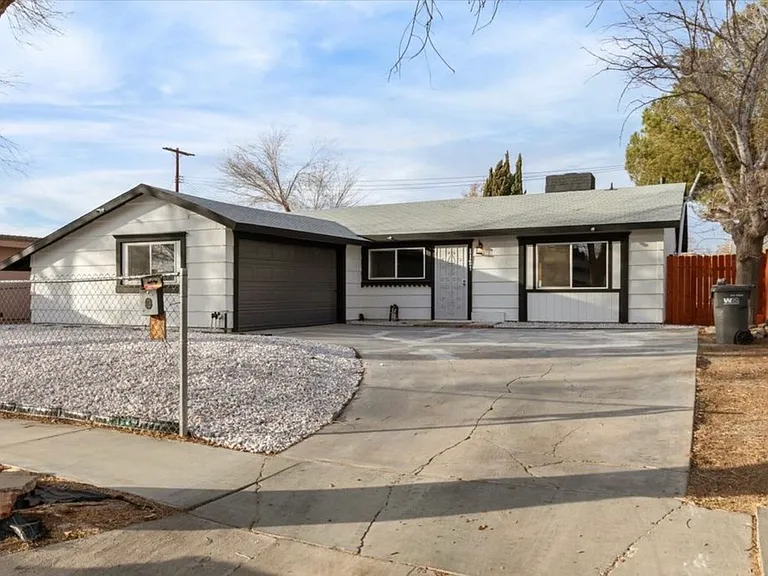 1121 W Holguin St — Photo 2