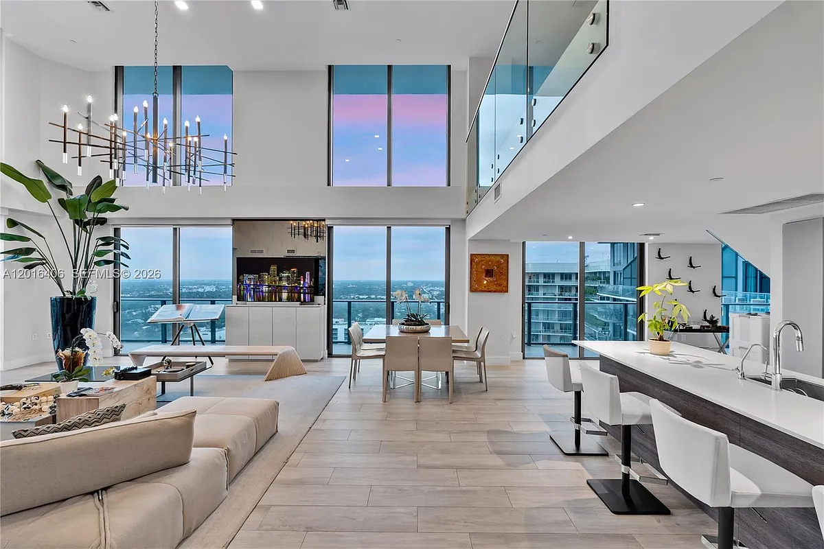 Building Photo - 121 NE 34th St #Penthouse 3217