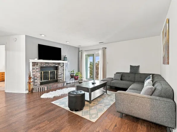 4805 86th St APT 32, Urbandale, IA 50322