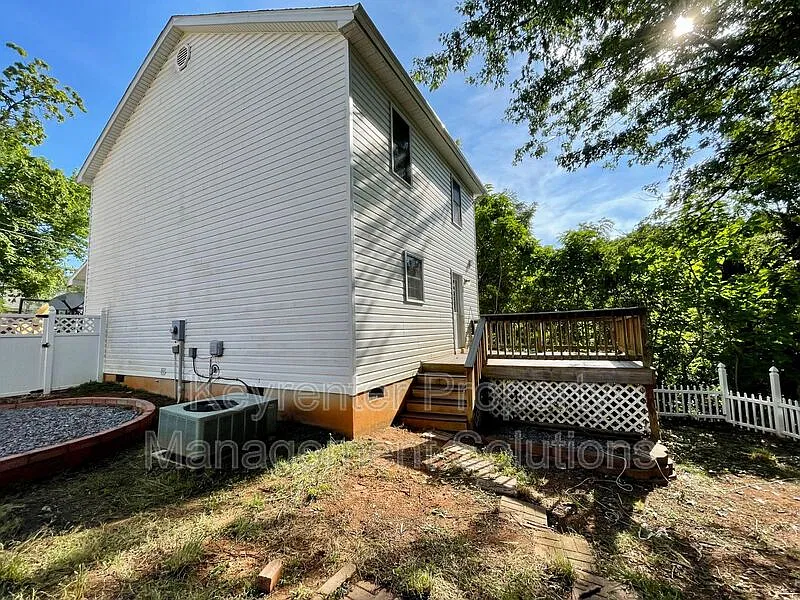 3 bed, 2.5 bath, 1320 sqft, $1,395 — Photo 2