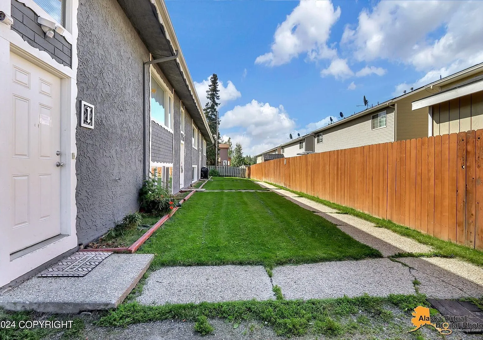 The Single-Family Alternative: 4BD/2BA Triplex Unit with Modern Comforts — Photo 3