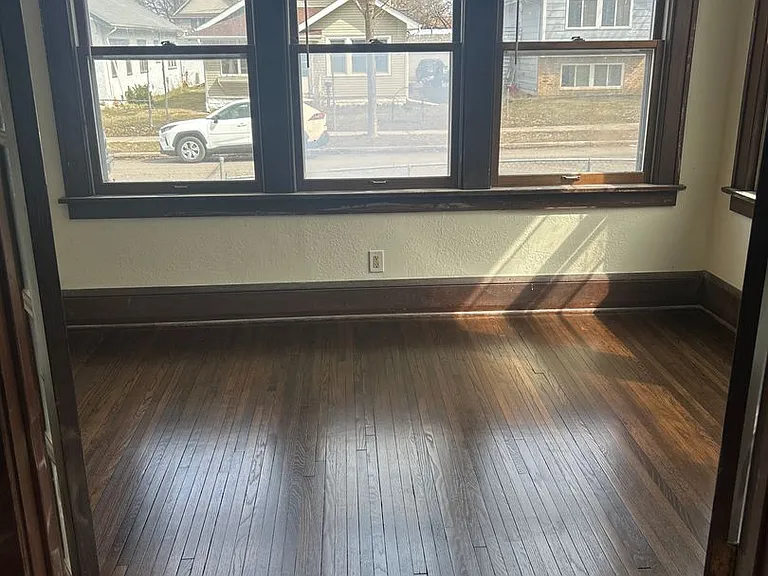903 Newton Ave N — Photo 2