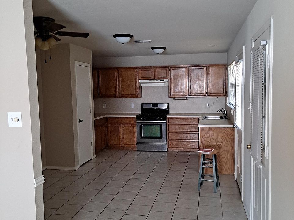 1st image of 404 Foxwood Cir