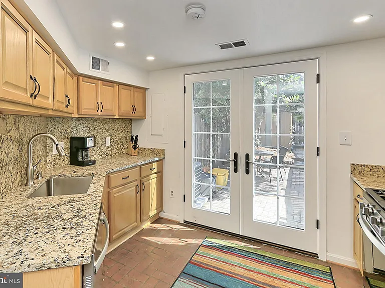 314 S Alfred St — Photo 12