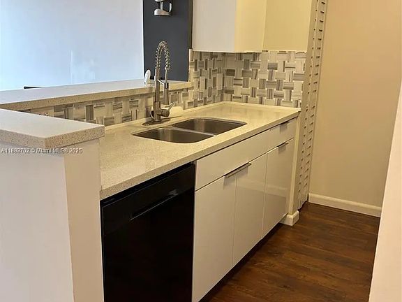 3rd image of 1900 Van Buren St APT 320