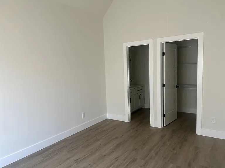 5902 Welworth Ave — Photo 6