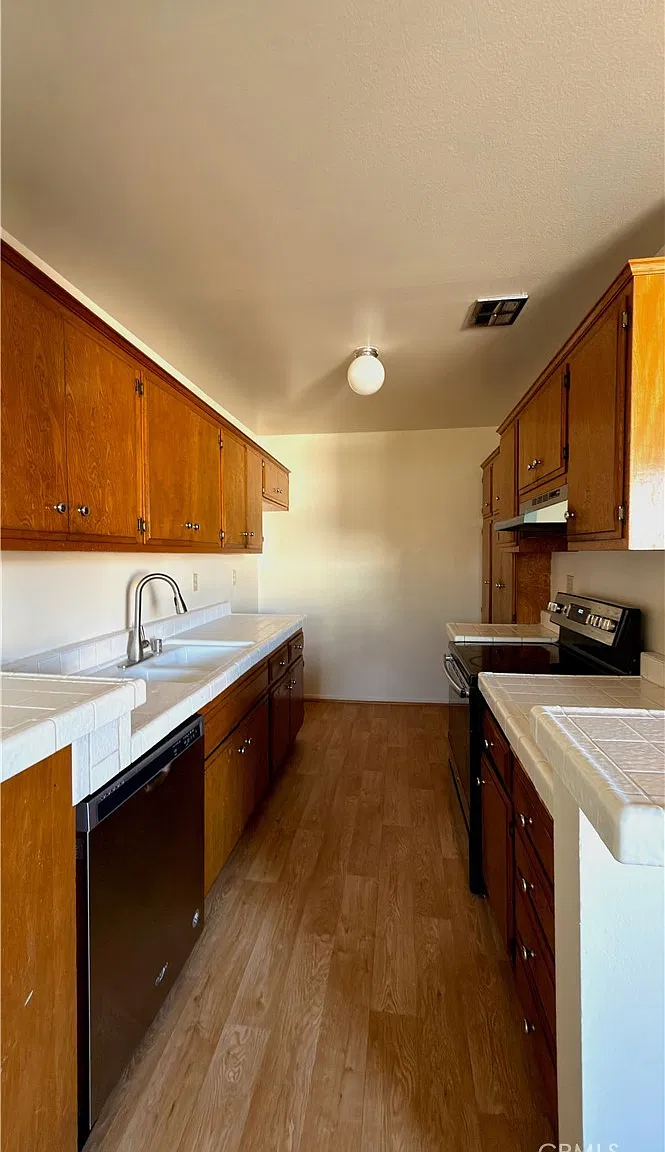 2 bed, 905 sqft, $2,600 — Photo 3