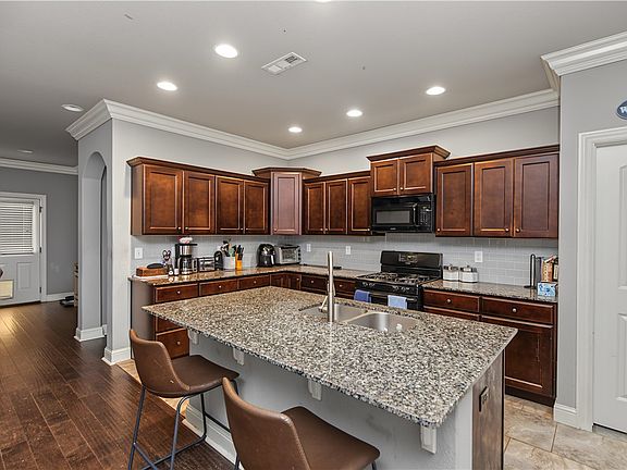 5th image of 400 Orchard Cir