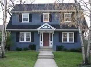 1013 E Circle Dr, Whitefish Bay, WI 53217