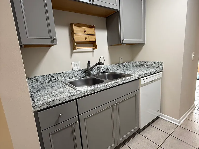 805 Meadowbrook Dr #B — Photo 4
