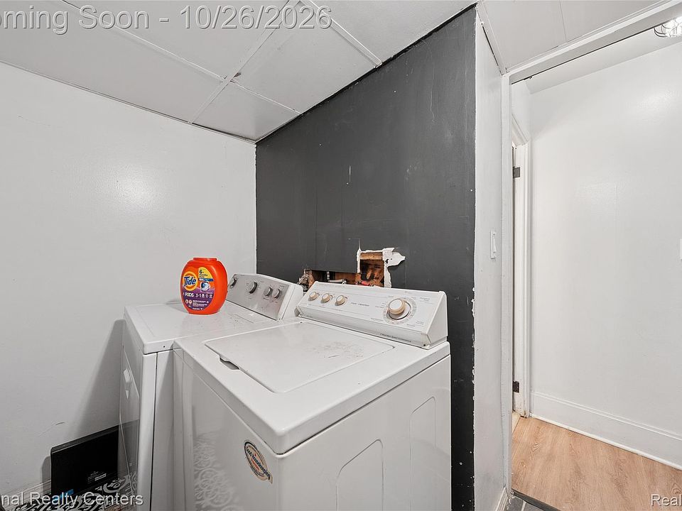 966 E Greendale, photo 13