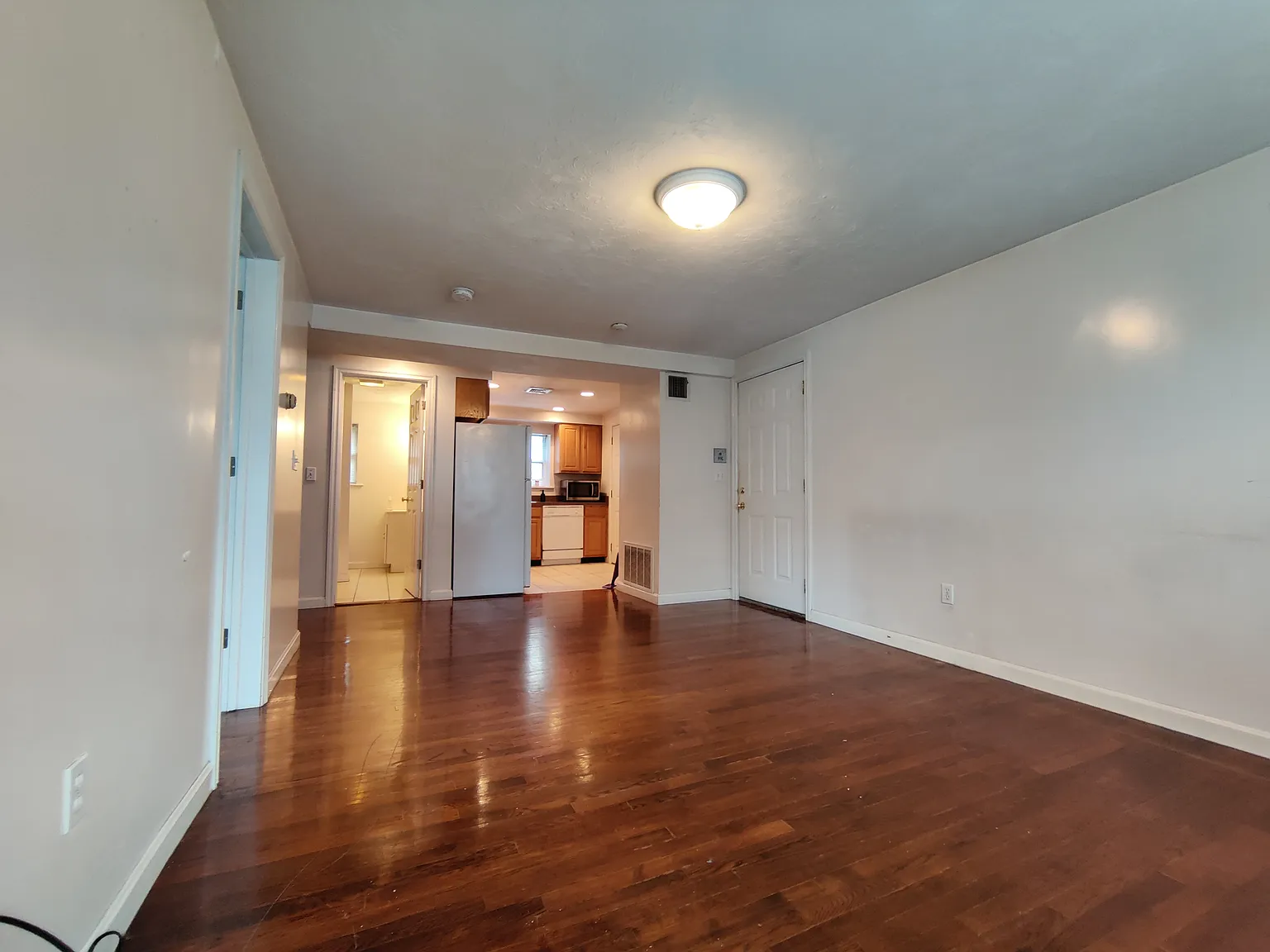 3 bed, 950 sqft, $3,300 — Photo 2