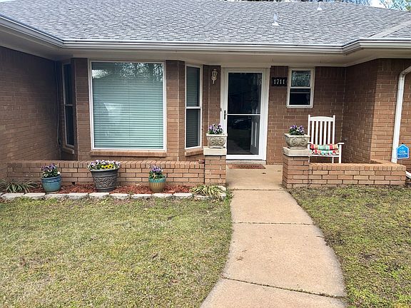 3rd image of 1711 Chaucer Dr