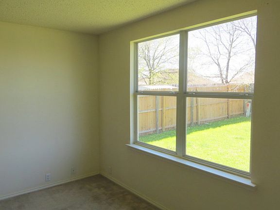 3rd image of 1525 Columbia Dr