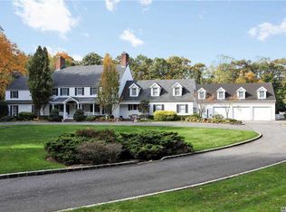 16 Grace Ln, Oyster Bay, NY 11771