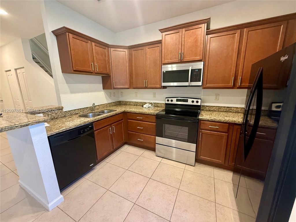 626 SW 3rd Ave, photo 8